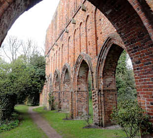 Spaziergang durch die Mauerreste des Klosters
