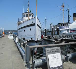 Vor dem Museum liegen alte Schiffe
