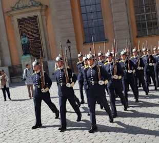 Wachablösung um 13 Uhr