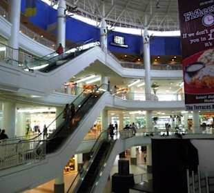 Halle mit viele Rolltreppen