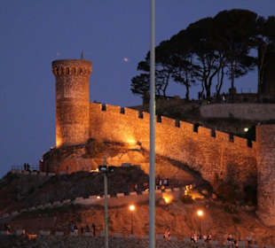 Burg von Tossa am Abend