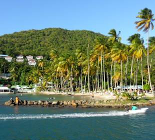 Blick vom Wasser auf den Strand