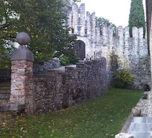 Der Innenhof mit Treppe und schmiedeeisernem Tor