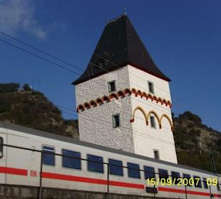 Bacharach: Münzturm mit ICE