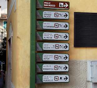 Wegweiser zu den Hotels