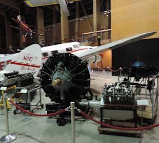 Militär und Zivilflugzeuge in einer Halle
