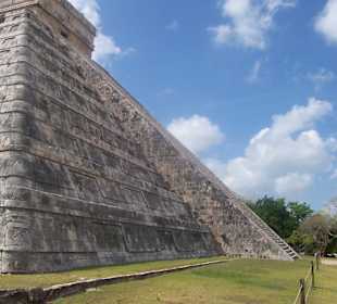 Seite der Kukulkan-Pyramide 