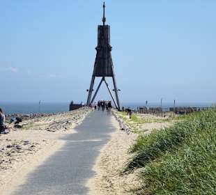 Der Weg über den Damm zur Kugelbake