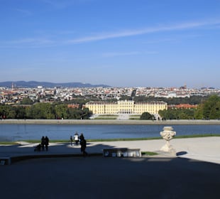 Bild von der Gloriette auf das Schloss