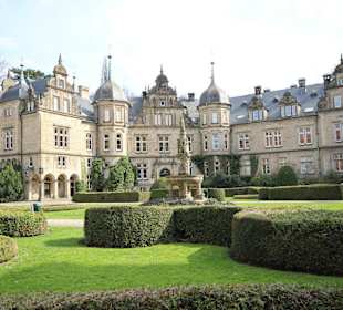 Schlossgebäude mit Vorplatz