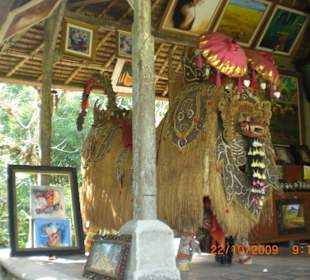 Balinesche "Figur" vor einem Tempel