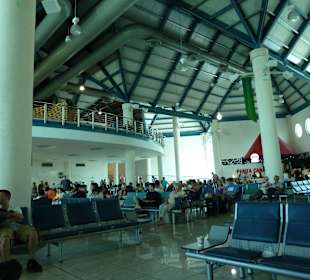 Neue Flughafenhalle