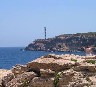 Küste bei Portinatx mit dem Far de Moscater