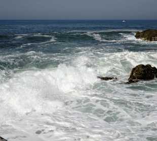 Wellen des Atlantiks an der Nordmole des Douro