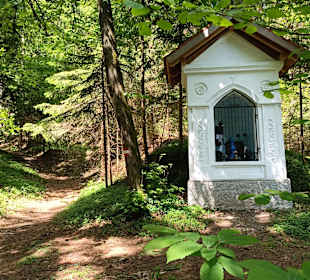 Ein Marterl am Waldpfad