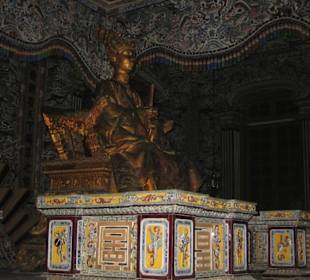 Eine Statur von Khai Dinhs.