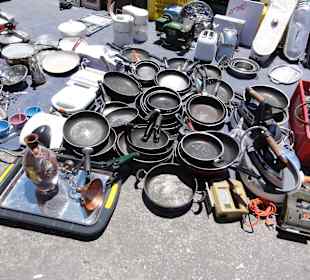 Marktstand mit Pfannen 