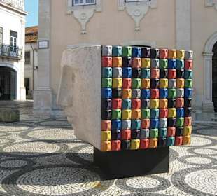 Interessante Skulptur mit vielen Gesichtern