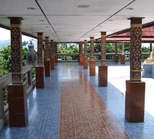 Um den Big Buddha herum