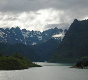 Blick zur Einfahrt in den Trollfjord