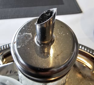 Nicht sauberer Zuckerstreuer