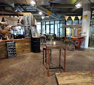 Rundgang durch die Markthalle Acht