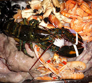 Frische Meeresfrüchte zur Auswahl