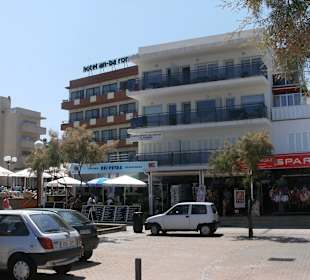 Links der Strandimbiss "Bei Petra"