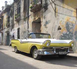 Altes Havanna mit altem Auto