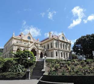 Altes Gebäude rechts daneben