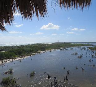 Blick über die Lagune zum Leuchtturm