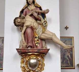 Pietá am Wandpfeiler in der Kirche St. Andreas