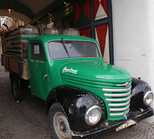 Samochód przy wejściu.