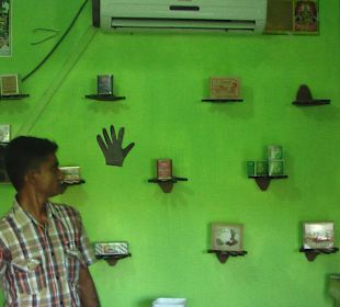 Hr. Dammika - Shop Inhaber