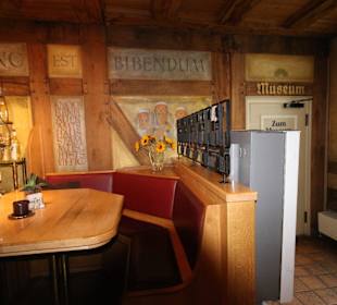 Man geht durch die Gaststuben