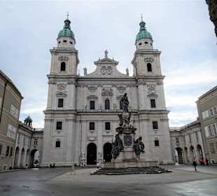 Blick auf den Salzburger Dom und die Mariensäule