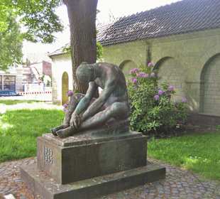 Altstadt / Nikolaikapelle Der Trauernde  1939-45