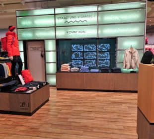 In den Verkaufsräumen von Globetrotter Hamburg