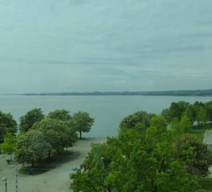 Blick durch das Panoramafenster zum Bodensee usw.