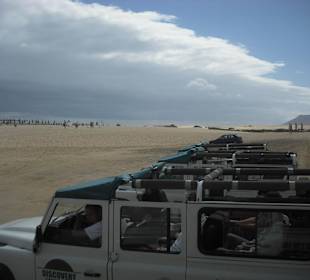 Unser Jeep-Konvoi am Strand von Corralejo