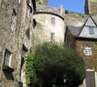 Ein kleiner Turm im ersten Innenhof.