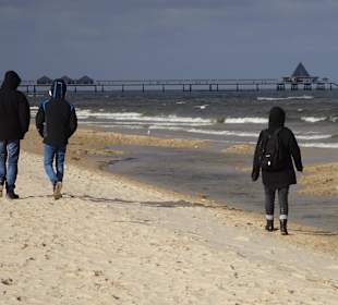 Strandspaziergang, im Hintergrund die Seebrücke vo