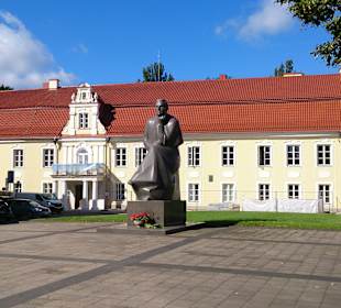 Bischofsdenkmal vor Klosterkirche