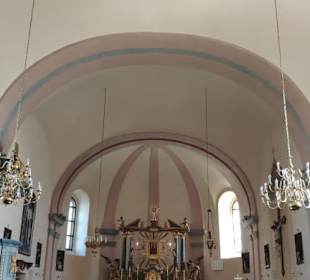 Kircheninnenraum mit Bild