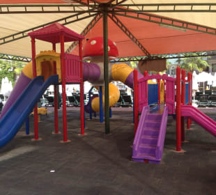 Überdachter Spielplatz
