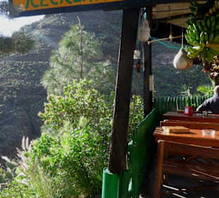 Die kleine Bar an den blauen Bergen