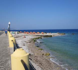 Spaziergang am Felsenstrand in Rhodos!