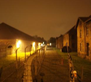 KZ Auschwitz Stammlager bei Nacht