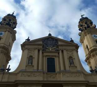 Blick zur Theatinerkirche am Odeonsplatz