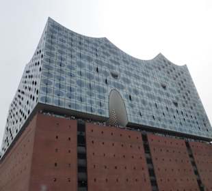 Vor der Elbhilharmonie – Blick nach oben